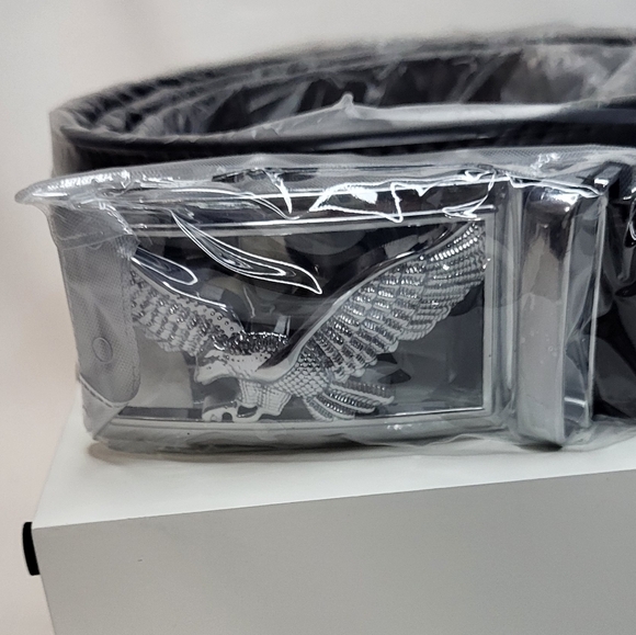 Men's NIP Brown Premium Silver Eagle Buckle Leather Belt Size 48in - Picture 3 of 8